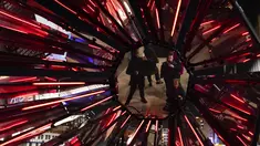 Orang-orang memotret "Out of The Dark" karya Tom Lambert, sebagai bagian dari festival Winter Lights di Canary Wharf, London, Rabu (18/1/2023). Festival Winter Lights kembali ke Canary Wharf untuk pertama kalinya sejak 2020. (AP Photo/Alberto Pezzali)