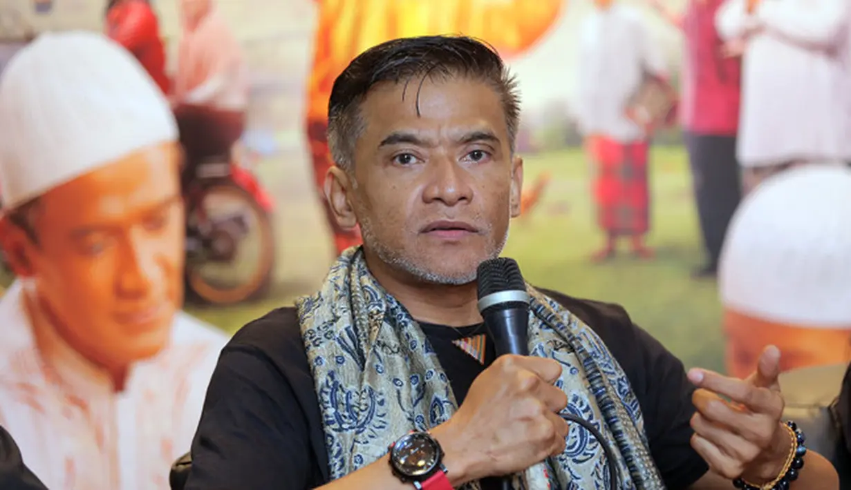 Bukan hal mudah bagi aktor senior tersebut. Tidak hanya saat menjadi guru ngaji, tapi juga saat latihan untuk menjadi badut. Banyak hal yang harus dipelajari. (Deki Prayoga/Bintang.com)