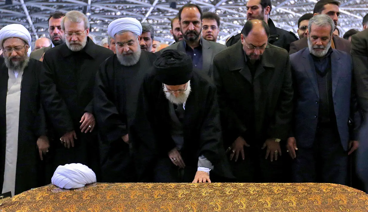 Ayatollah Ali Khamenei berduka saat mengahadiri upacara pemakaman Hashemi Rafsanjani di kampus Tehran University di Teheran, Iran (10/1). (HO/KHAMENEI.IR/AFP)