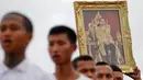 Foto Raja Thailand Bhumibol Adulyadej yang dibawa saat memberi penghormatan untuk mendiang di penjara Pathum Thani, Bangkok, Thailand (27/10). (Reuters/Chaiwat Subprasom)