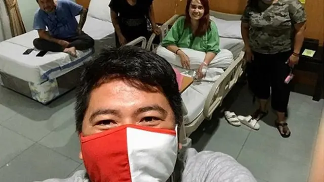 6 Potret Setia Franky Sihombing Temani Feby Febiola Jalani Perawatan