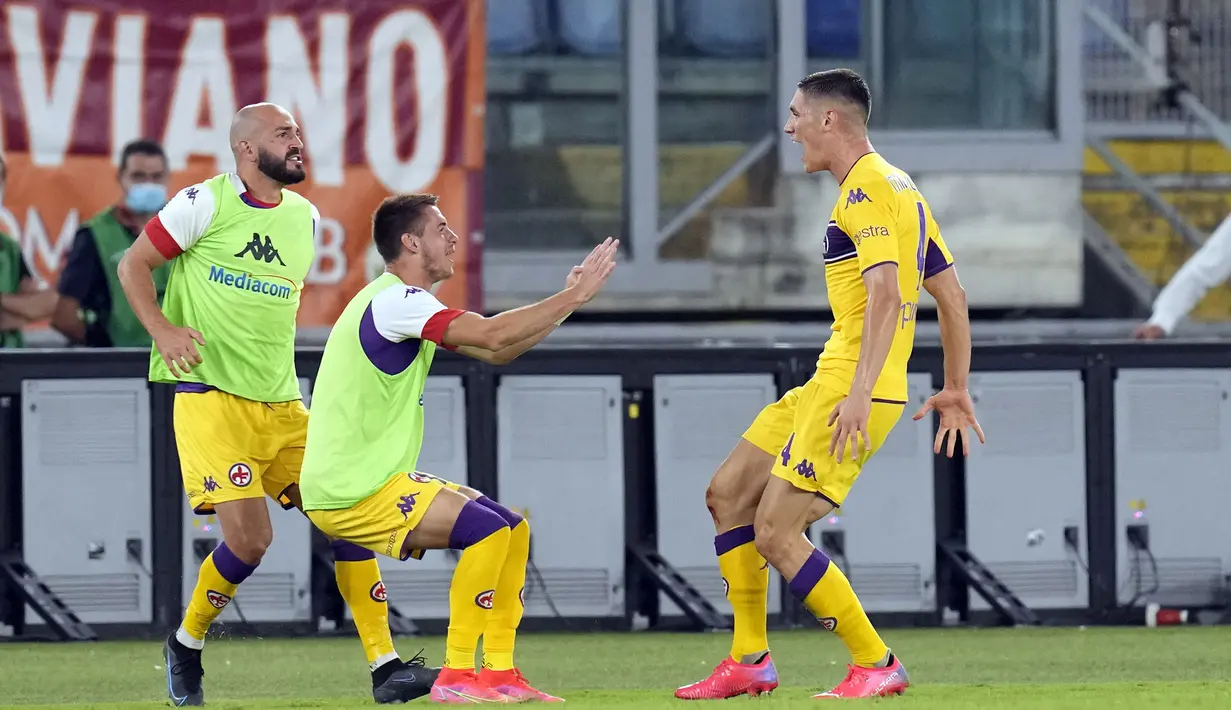 Fiorentina terus membombardir wilayang pertahanan AS Roma. Hasilnya, mereka mampu menyamakan kedudukan satu sama lewat Nikola Milenkovic di menit ke-60. (Foto: AP/Gregorio Borgia)