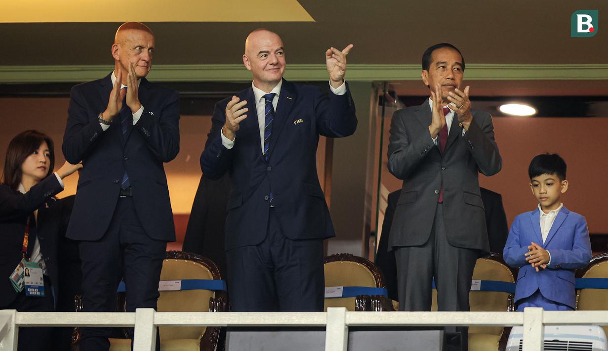 <p>Presiden RI, Joko Widodo (kanan) didanpingi Presiden FIFA, Gianni Infantino (tengah) dan mantan wasit internasional, Pierluigi Collina menyaksikan laga pertama Grup A antara Timnas Indonesia U-17 menghadapi Timnas Ekuador U-17 di Stadion Gelora Bung Tomo, Surabaya, Jumat (10/11/2023) malam WIB. (Bola.com/Bagaskara Lazuardi)</p>
