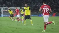 Pemain Oxford United, Marselino Ferdinan (dua dari kanan), saat laga kontra tim Liga Indonesia All Star pada Piala Presiden 2025 di Stadion Utama Gelora Bung Karno, Minggu (6/7/2025). (Bola.com/Muhammad Iqbal Ichsan)