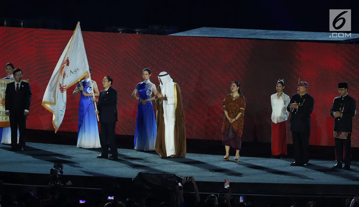 Wali Kota Hangzhou China membawa bendera Asian Games saat penutupan Asian Games 2018 di Stadion Utama GBK, Jakarta, Minggu (2/9). China akan menjadi tuan rumah Asian Games 2022. (Liputan6.com/Helmi Fithriansyah)