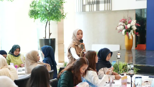 Para peserta mengikuti workshop Color Experience