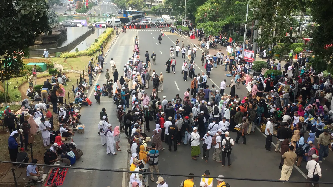 Aksi massa membanjiri Jalan Medan Merdeka Barat