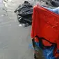 Barang bukti yang diambil nelayan yang mengaku melihat puluhan jasad yang diduga korban tenggelamnya KM Marina terapung di sekitar Teluk Bone. (Liputan6.com/Eka Hakim)