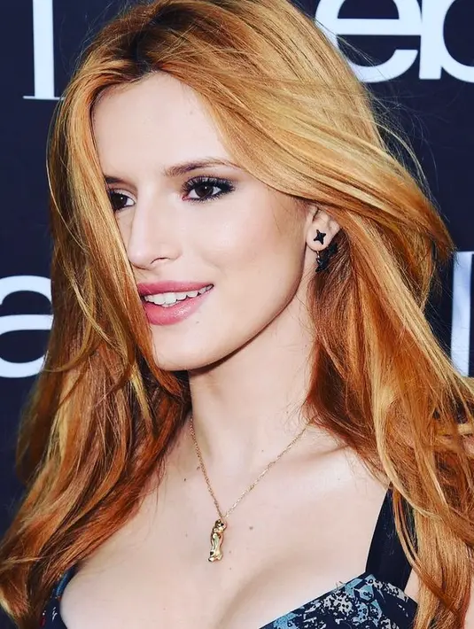 Nah ini ketika Bella Thorne memakai makeup yang natural dan rambut yang digerai. Manis banget, ya! (instagram/bellathorne)