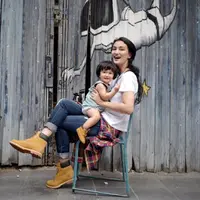 Sama-sama cantik, gaya ibu dan putrinya ini super cute.(Sumber foto: atiqahhasiholan/instagram)