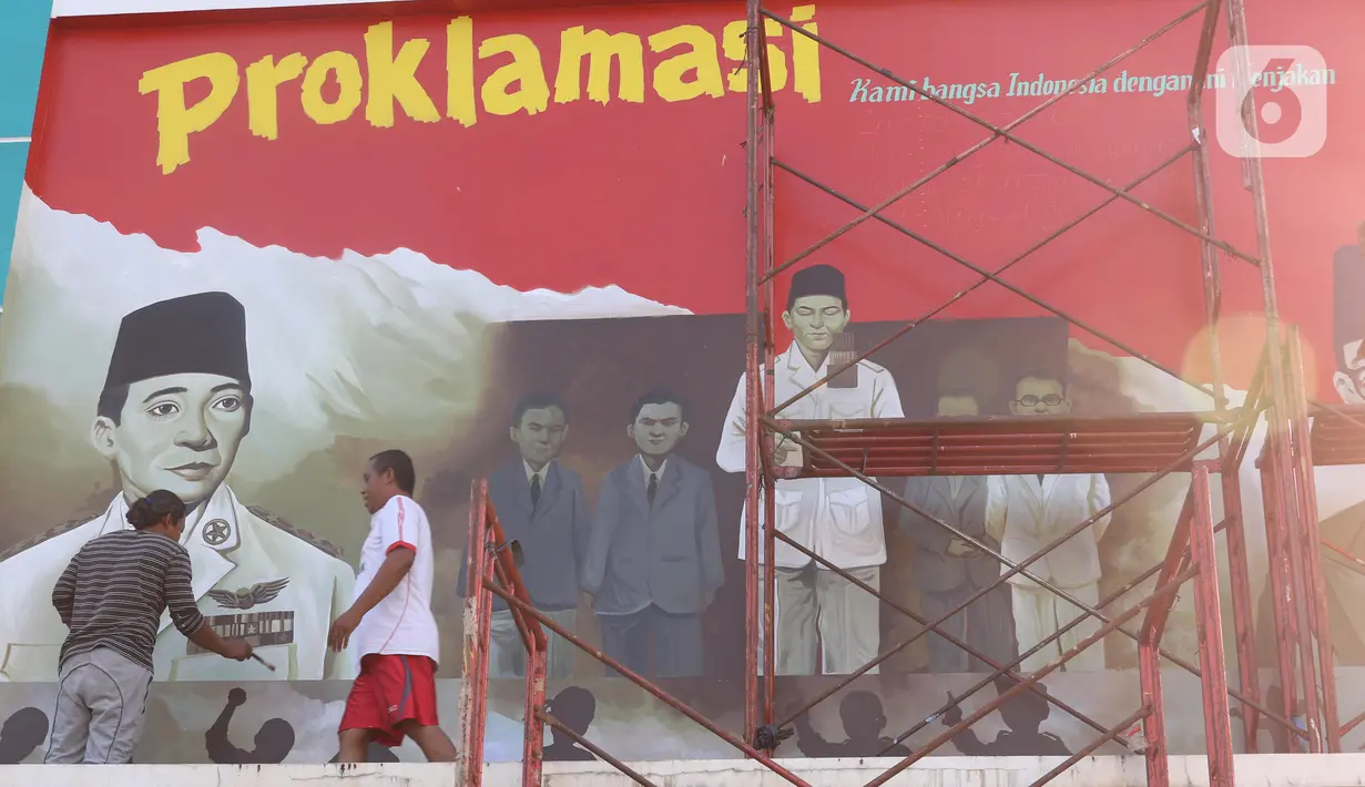 Pekerja tengah membuat mural detik detik proklamasi kemerdekaan Republik Indonesia di Pondok Aren, Tangerang Selatan, Rabu (22/7/2020). Pembuatan mural tersebut untuk menyambut HUT Kemerdekaan RI ke-75 pada bulan Agustus mendatang. (Liputan6.com/Angga Yuniar)