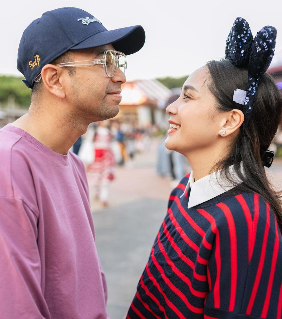 Disneyland Hongkong Jadi Saksi Keromantisan Raffi Ahmad dan Nagita Slavina