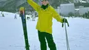Natasha Rizky juga nikmati main ski dengan busana yang mencolok. Ia kenakan jaket tebal berwarna neon dan celana tebal hitam [@natasharizkynew]