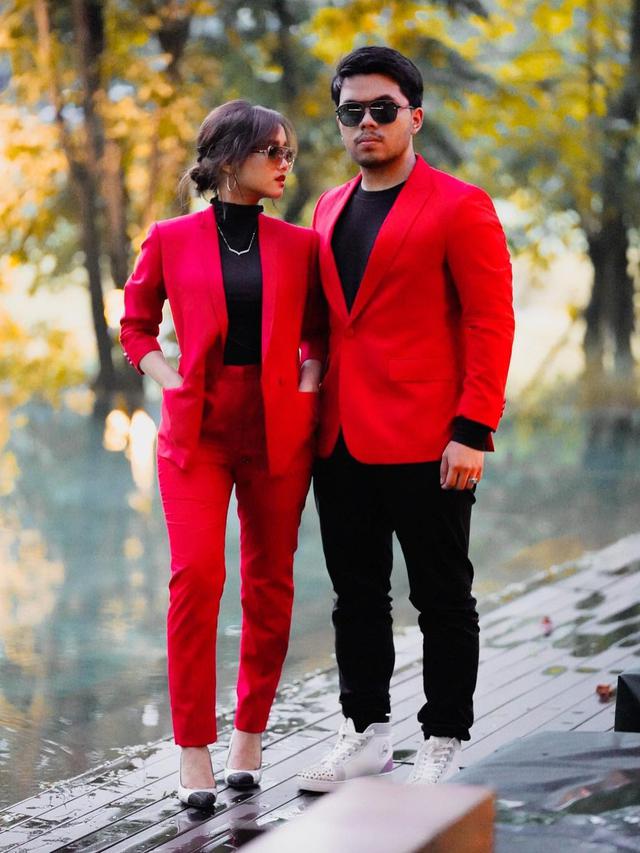 Fuji dan Thariq Halilintar serasi mengenakan jas couple warna merah (Foto: Instagram/@thariqhalilintar)