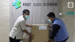 Petugas merapikan bantuan berupa peralatan pencegahan COVID-19 dari Nurani Astra di Pusat Krisis Kesehatan Kemenkes, Jakarta, Senin (23/3/2020). Bantuan tahap awal senilai Rp63 miliar seperti alat uji tes, alat pelindung diri, hand sanitizer, disinfektan hingga mobil. (Liputan6.com/Pool/Astra)