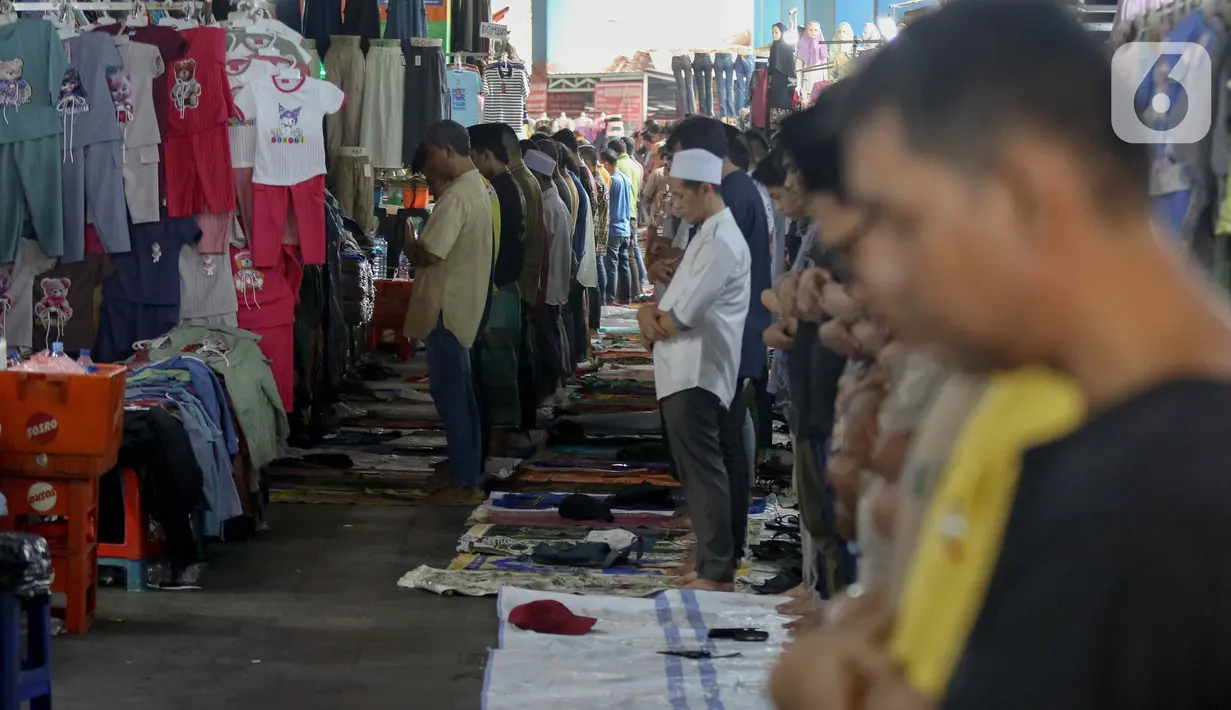Hampir setiap lorong di pasar Tanah Abang berubah menjadi area saf untuk pelaksanaan salat Jumat. (Liputan6.com/Herman Zakharia)