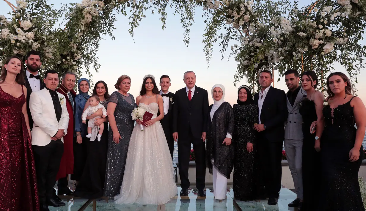 Presiden Turki Recep Tayyip Erdogan bersama Ibu Negara, Emine menghadiri pernikahan gelandang Arsenal asal Jerman, Mesut Ozil dan Amine Gulse di Istanbul, Jumat (7/6/2019). Presiden Erdogan mendapat peran istimewa dengan menjadi pendamping Ozil. (Presidential Press Service via AP, Pool)