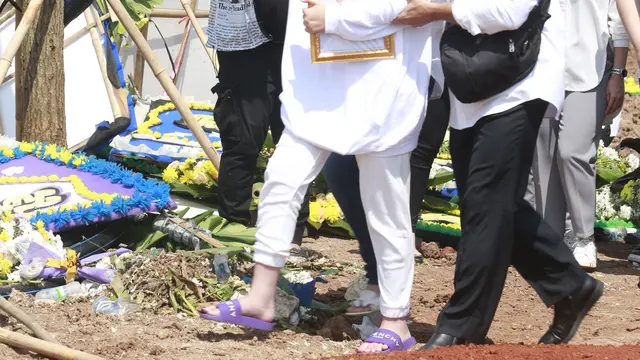 Pemakaman Ibunda Amanda Manopo di San Diego Hills, Karawang, Senin (26/7/2021) (Kapanlagi.com/Akrom Sukarya)