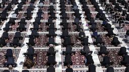 Umat Syiah melaksanakan salat saat memperingati Hari Asyura di Teheran, Iran, Minggu (30/8/2020). Ritual untuk memperingati wafatnya Imam Hussein tersebut digelar dengan menerapkan jarak sosial dan mewajibkan penggunaan masker. (AP Photo/Vahid Salemi)