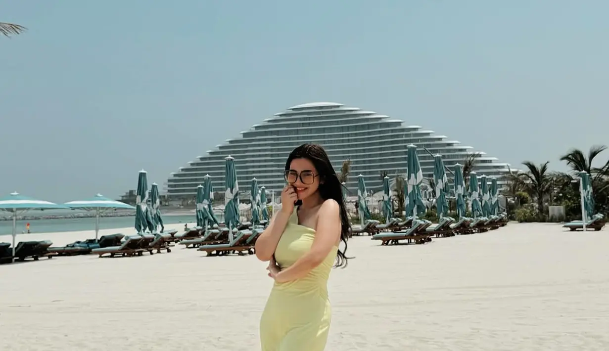 Sampai di Dubai, pemain sinetron Dunia Terbalik ini tampil menawan ketika menikmati momen serunya di pantai. Sosok Felicya yang mengenakan dress berwarna kuning ini langsung banjir pujian netizen. Banyak netizen yang memuji penampilannya tersebut terlihat langsing ketika mengenakan dress. (Liputan6.com/IG/@felicyangelista_)