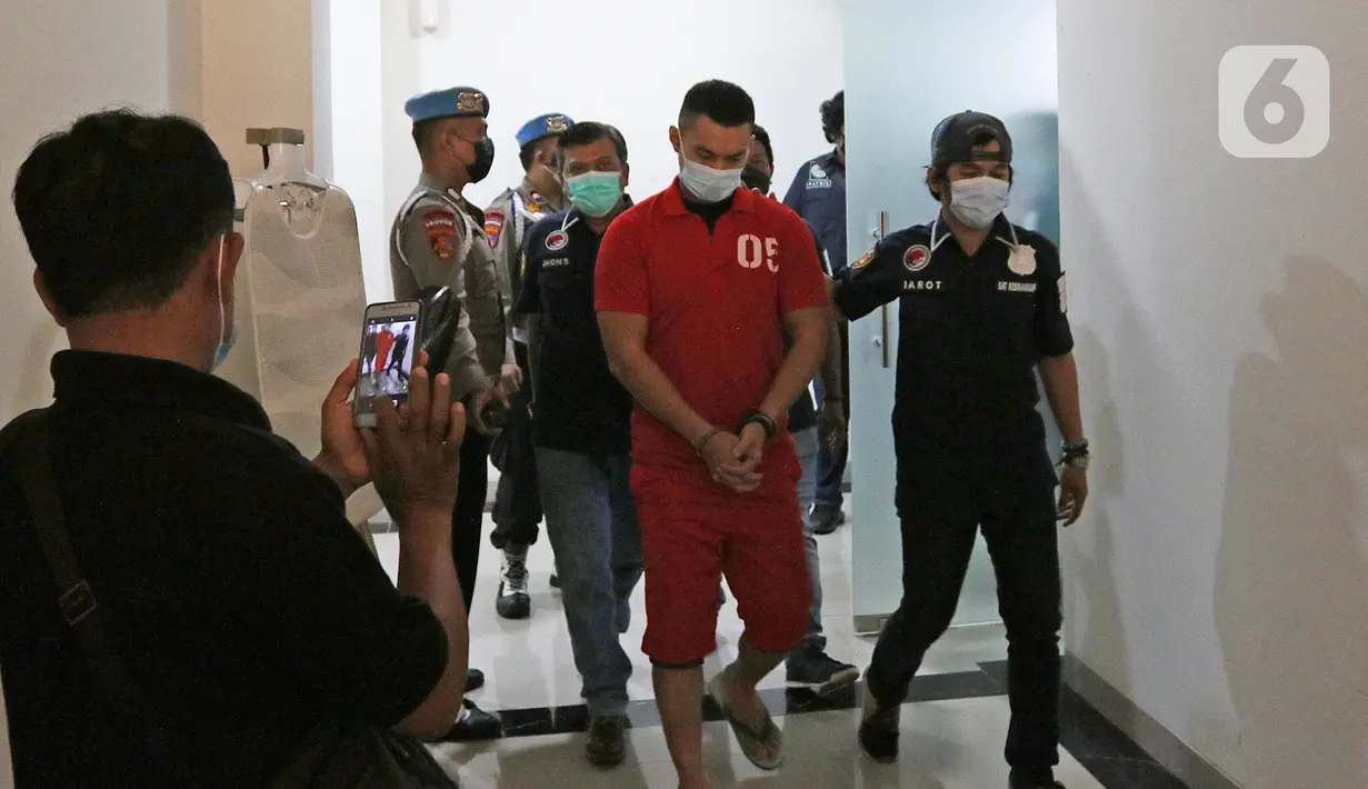Polisi membawa artis peran Agung Saga untuk dihadirkan dalam rilis kasus kepemilikan narkotika di Polres Metro Jakarta Pusat, Rabu (31/3/2021). Polisi mengamankan satu bungkus plastik klip kecil berisikan narkoba jenis sabu seberat 0,28 gram. (Liputan6.com/Herman Zakharia)