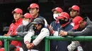 Pemain SK Wyverns mengenakan masker saat pertandingan kompetisi baseball KBO League 2020 di Munhak Baseball Stadium, Incheon, Kamis (5/5/2020). Korea Selatan kembali gelar baseball KBO League 2020 dengan sistem pertandingan tanpa penonton di tengah pandemi COVID-19. (AFP/Jung Yeon-je)