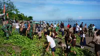 Hari Laut Sedunia, TNI dan Warga Bersihkan Pesisir Pantai Tateli Minahasa