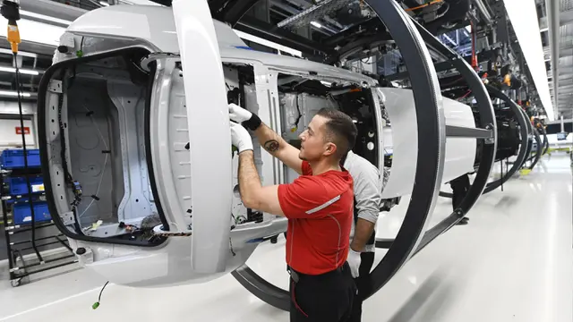Intip Pembuatan Mobil Listrik Pertama Porsche