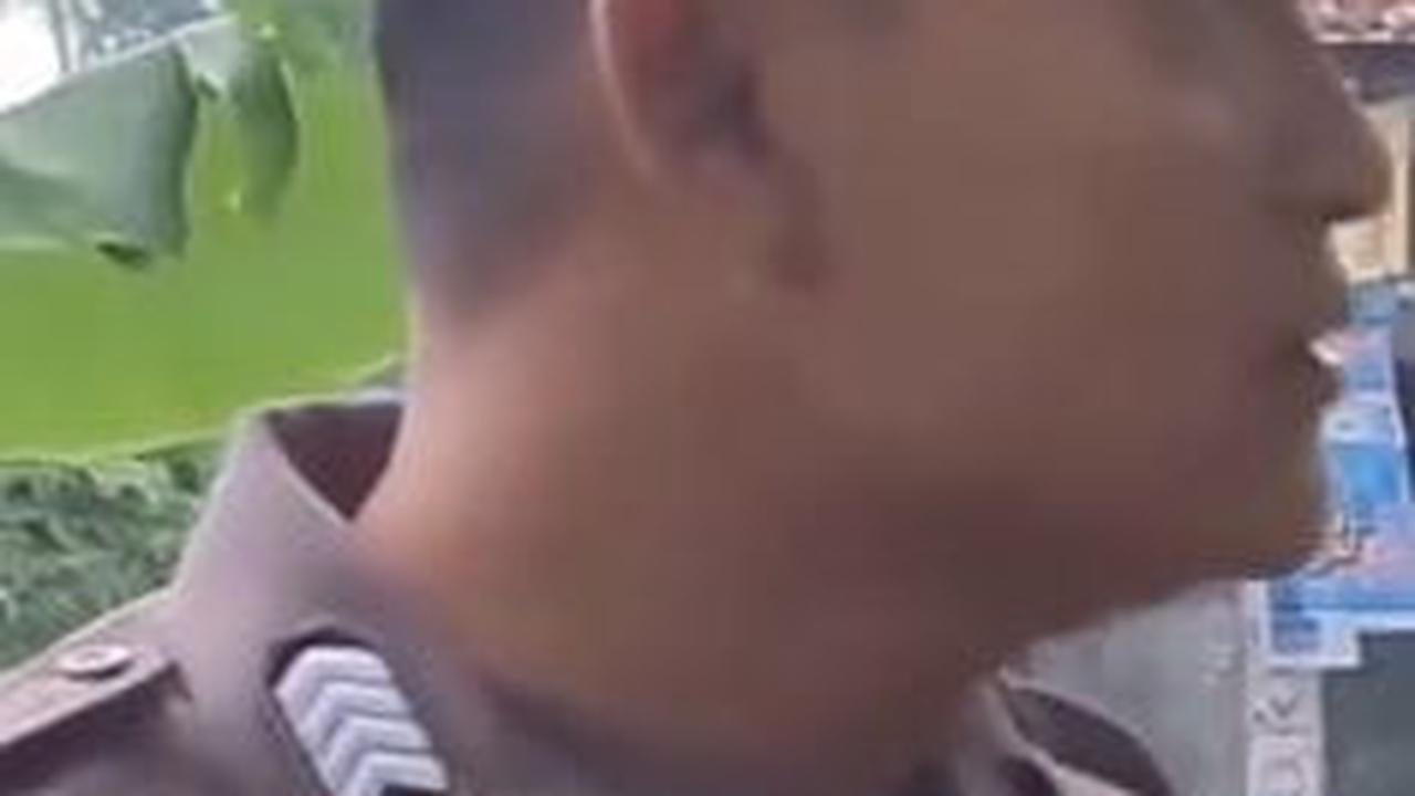 Polisi Berpangkat Bripka Tiba-tiba Ngamuk di Pinggir Jalan Gebuki 'Sosok' Ini, Ending-nya Bikin Ketawa