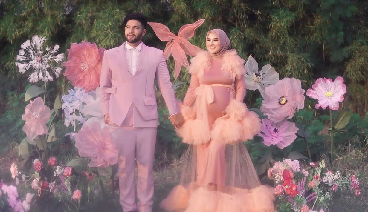 Begitu juga dengan Ammar Zoni yang tampil mengimbangi dengan setelan jas modern berwarna merah muda. (Foto: Instagram @_irishbella_)