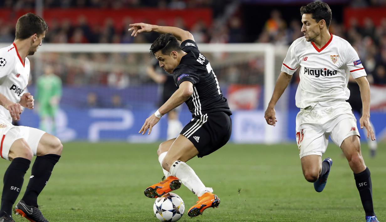 Aksi pemain Manchester United, Alexis Sanchez (tengah) mengecoh dua pemain Sevilla pada laga 16 besar Liga Champions di Ramon Sanchez Pizjuan stadium, Seville, (21/2/2018). Babak kedua Sevilla bermain imbang 0-0. (AP/Miguel Morenatti)