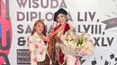 <p>Dalam acara wisuda, perempuan berdarah Pontianak itu tampil cantik elegan mengenakan kebaya dengan desain elegan. [Instagram/evabelisima_]</p>