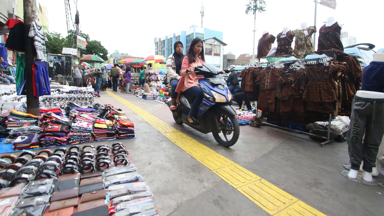 Meski Sudah Difasilitasi Tenda, Masih Banyak PKL yang Berjualan di Trotoar