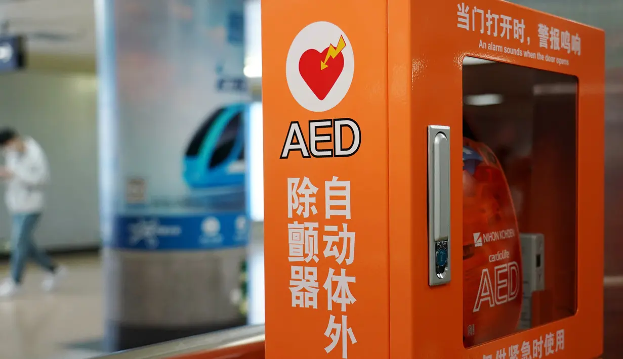 Sebuah automated external defibrillator (AED) terlihat di Stasiun Kereta Bawah Tanah Xidan di Beijing, China, 27 Oktober 2020. Beijing pada Selasa (27/10) mulai melengkapi sistem transportasi berbasis relnya dengan AED. (Xinhua/Zhang Chenlin)
