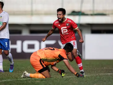 Krisis pemain dialami PSIM Yogyakarta saat bertandang ke markas FC Bekasi City pada laga lanjutan Grup B Pegadaian Liga 2 2023/2024 di Stadion Singaperbangsa, Kabupaten Karawang, Jawa Barat, Senin (6/11/2023) sore WIB. Hasilnya PSIM yang tampil tanpa diperkuat beberapa pemain andalannya, termasuk harus menurunkan kiper keempat, Taopik Hidayat, akhirnya takluk 1-3 dari sang tuan rumah. Tiga gol FC Bekasi city dicetak oleh brace Saldi Amiruddin ditambah satu gol dari Hambali Tholib. Sementara satu-satunya gol PSIM dicetak oleh Savio Sheva. (Bola.com/Bagaskara Lazuardi)