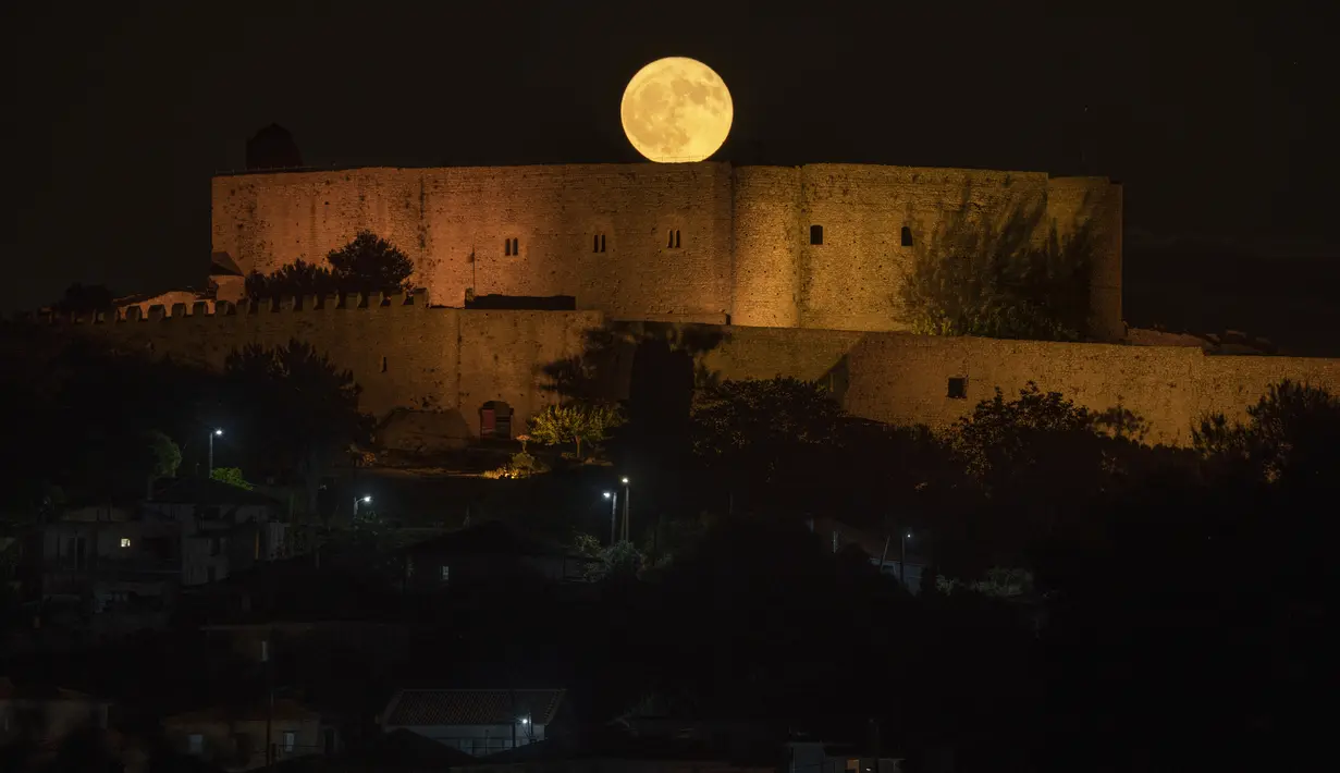 Buck Full Moon muncul di langit malam di belakang kastil medis Chlemoutsi di Kyllini, Peloponnese, Yunani, pada Senin, 3 Juli 2023. (AP Photo/Petros Giannacouris)