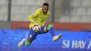 Pemain Brasil, Neymar, mengontrol bola saat melawan Peru  pada laga kualifikasi Piala Dunia 2026 zona CONMEBOL, Rabu, (13/9/2023). Tim Samba menang dengan skor tipis 1-0. (AP Photo/Martin Mejia)
