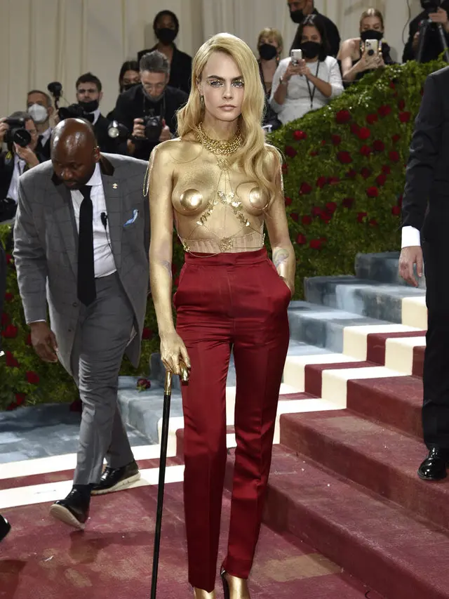 Cara Delevigne Buka Baju di Karpet Merah Met Gala 2022, Tampil Pede dengan Psoriasis