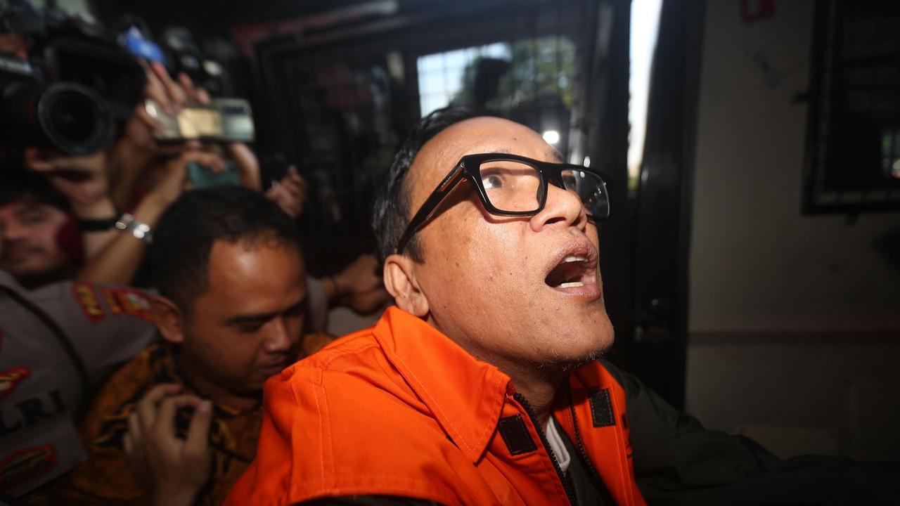 FOTO:  Wamenaker Immanuel Ebenezer Menangis Usai Ditetapkan Tersangka Kasus Sertifikat K3