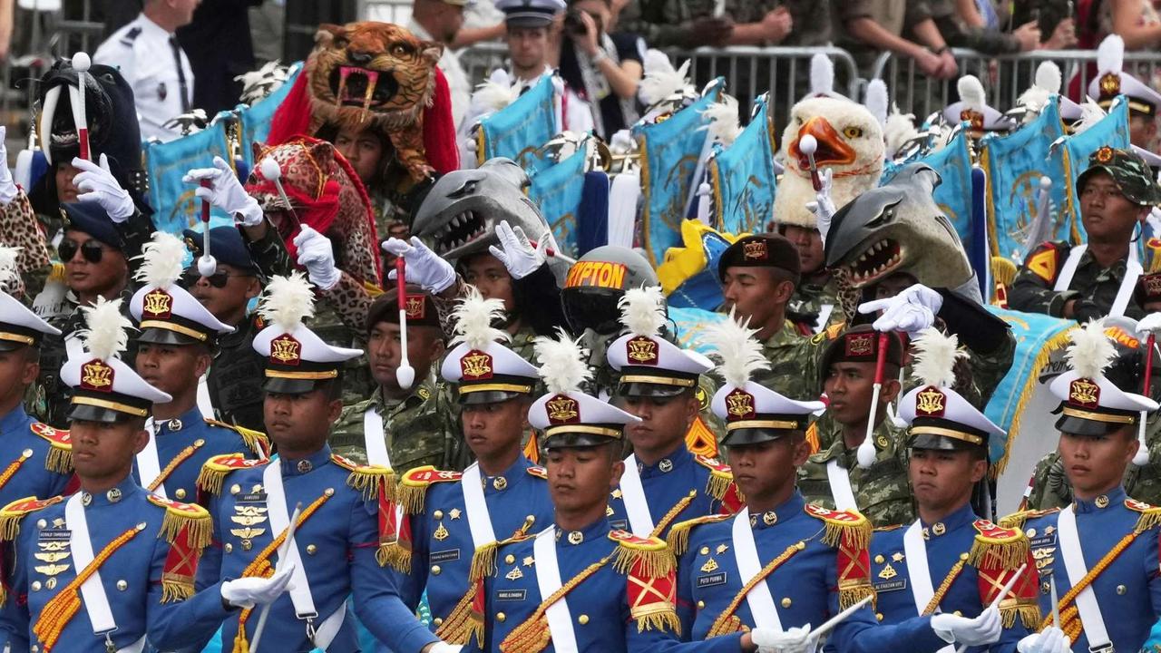 VIDEO: Momen TNI-Polri Bawakan 'Maju Tak Gentar' Getarkan Bastille Day, Pembuka Defile Militer