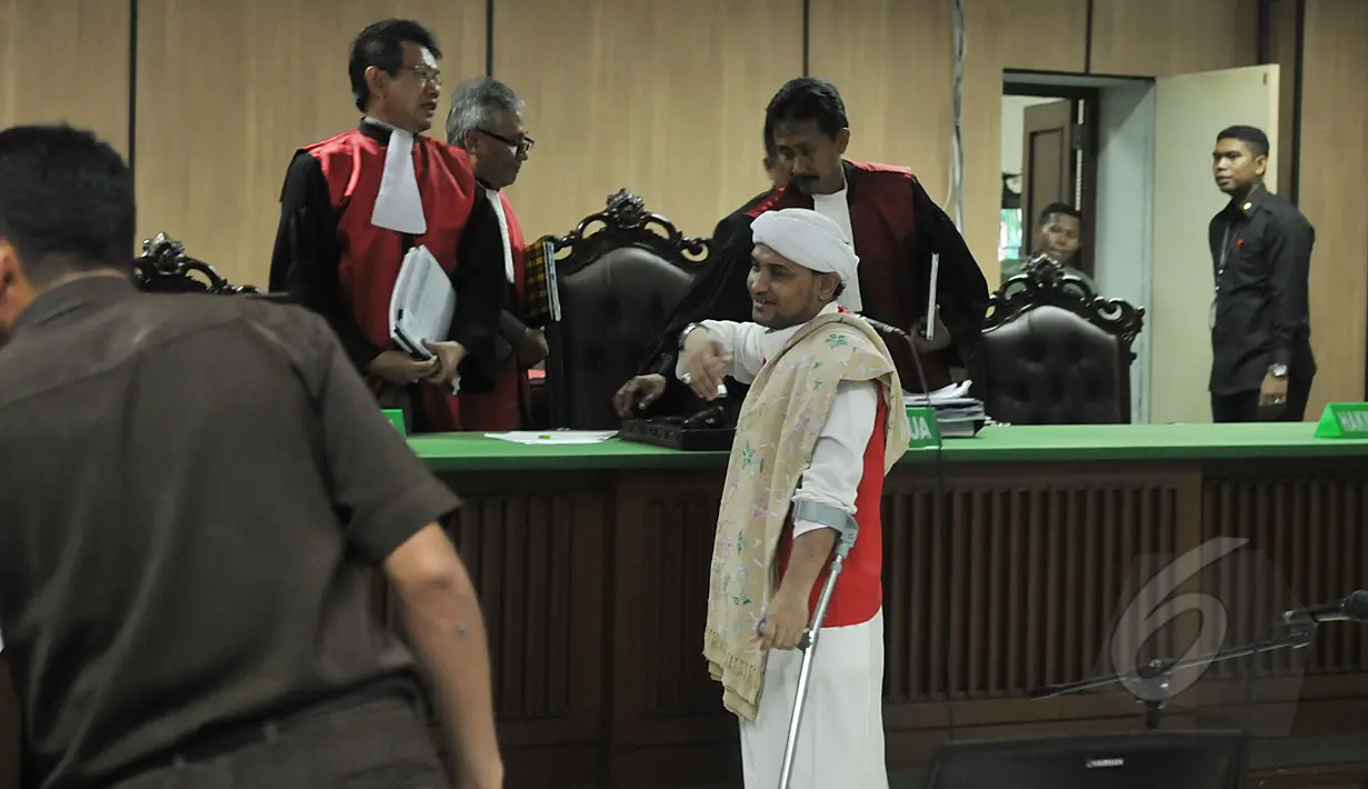 Habib Novel Bamukmin menyalami para hakim usai sidang vonis di PN Jakarta Pusat, Senin (6/4/2015). Habib Shahabuddin dan Habib Novel divonis hakim 7 bulan penjara. (Liputan6.com/Johan Tallo)