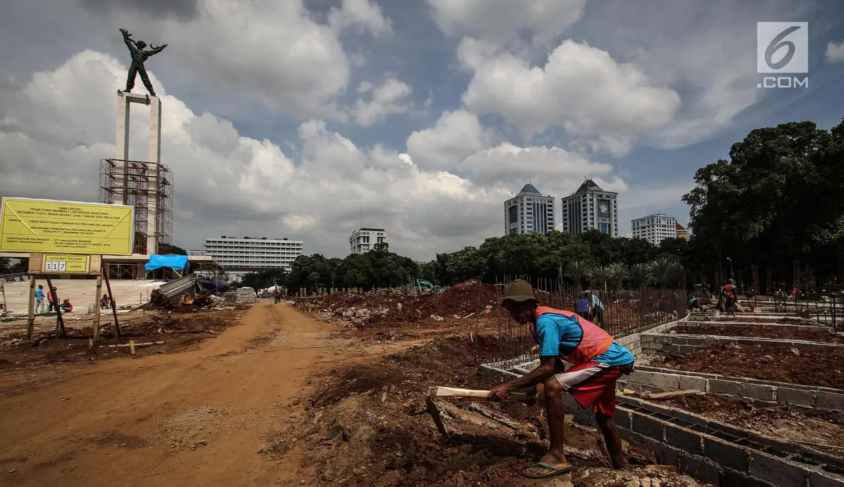 Suasana proyek revitalisasi Lapangan Banteng, Jakarta, Senin (4/12). Pemprov DKI Jakarta merevitalisasi Taman dan Lapangan Banteng dengan anggaran mencapai 60 miliar rupiah dari CSR yang terbagi dalam tiga zona. (Liputan6.com/Faizal Fanani)