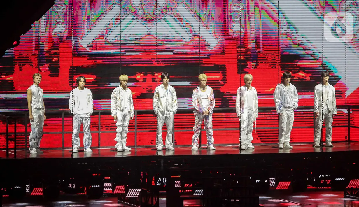 Boy group NCT 127 saat tampil menghibur penggemarnya di Indonesia Arena, Kompleks Gelora Bung Karno, Jakarta, Sabtu (13/1/2024). (Liputan6.com/Angga Yuniar)