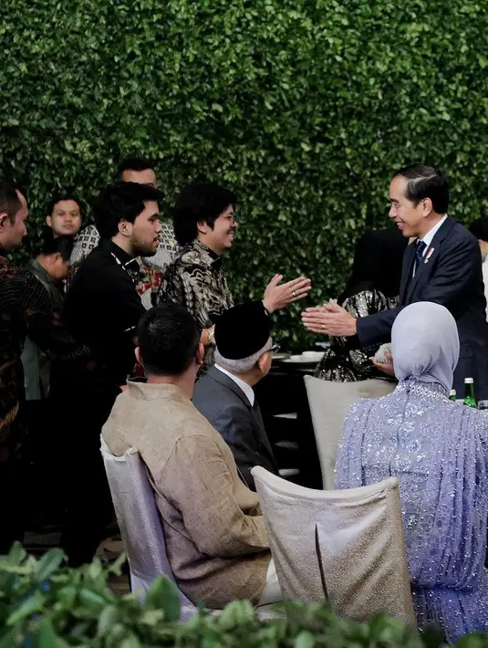 Momen Atta Halilintar bersalaman dengan orang nomor satu di Indonesia. Penampilan pasangan yang tengah menanti anak kedua ini menarik perhatian netizen. [Instagram/thariqhalilintar]