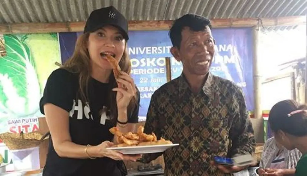 Tamara Bleszynski kunjungi posko pengungsi Karangasem, Bali [foto: instagram]