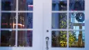 Tampilan pintu masuk menuju East Wing selama pratinjau pers dekorasi Natal Gedung Putih, di Washington, Senin (29/11/2021). Ibu Negara AS Jill Biden meluncurkan dekorasi liburan Gedung Putih 2021 dengan tema “Gifts from the Heart”. (AP Photo/Evan Vucci)