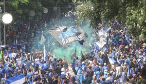 Ribuan masyarakat Bandung memadati jalan-jalan yang dilewati oleh konvoi juara Persib Bandung, Minggu (25/5/2025) pagi WIB. (Bola.com/M. Iqbal Ichsan)