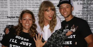 Taylor Swift mendapatkan kejutan dari penggemarnya di sela-sela meet and greet Reputation di Philadelphia. (instagram/tsphilaproposal)