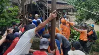 Petugas dibantu warga menyelamatkan seekor sapi betina yang terperosok ke dalam sumur di Desa Tempelmahbang, Kecamatan Jepon, Kabupaten Blora, Jawa Tengah. (Liputan6.com/ Ahmad Adirin)