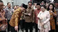 Presiden Jokowi dan Megawati Soekarnoputri mendengarkan penjelasan Wali Kota Bandung Ridwan saat napak tilas ke situs Bung Karno di Penjara Banceuy usai peringatan Hari Pancasila di Gedung Merdeka, Bandung, Rabu (1/6). (Liputan6.com/Faizal Fanani)